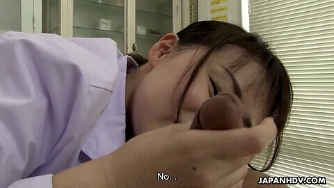 L'infirmière japonaise Sayaka Aishiro fait une pipe bâclée sur son lieu de travail, non censurée et sous-titrée en anglais