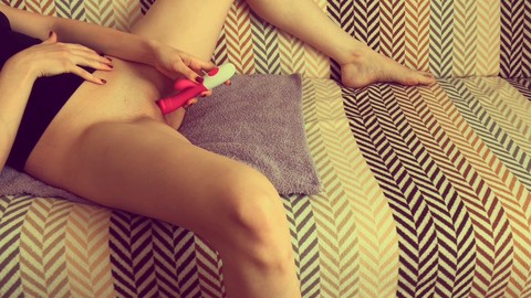 Sinnliche russische Amateur-Babe verwöhnt sich morgens mit einem rosa Vibrator